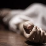 बाथरूम में मिला 22 वर्षीय महिला का शव, पति और बच्चा लापता